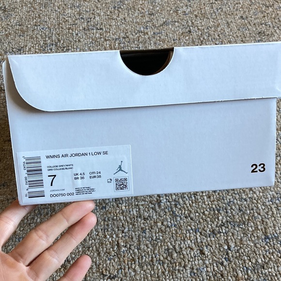 Air Jordan 1 Low SE Sherpa - Picture 7 of 8